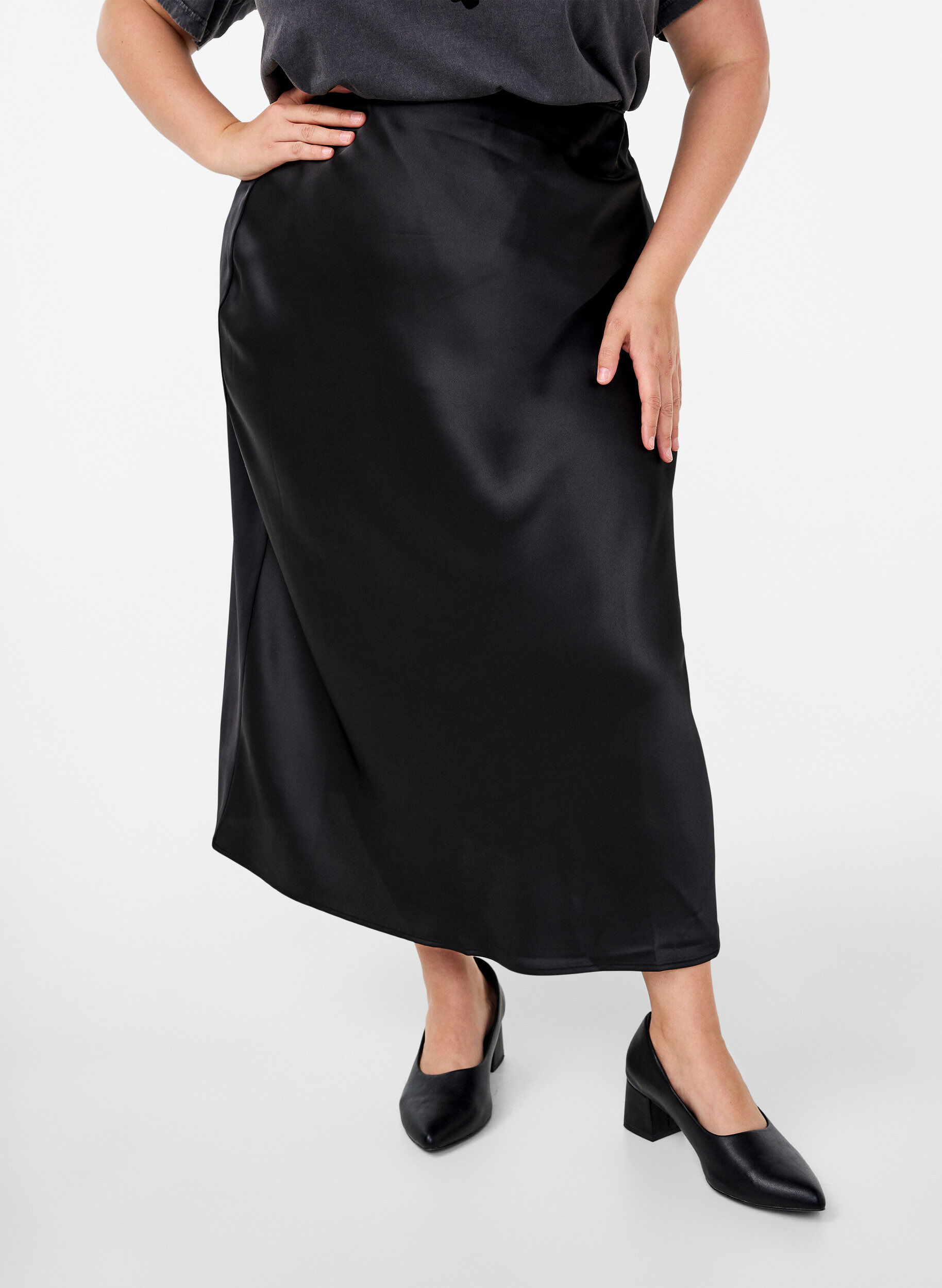 Lang satin nederdel