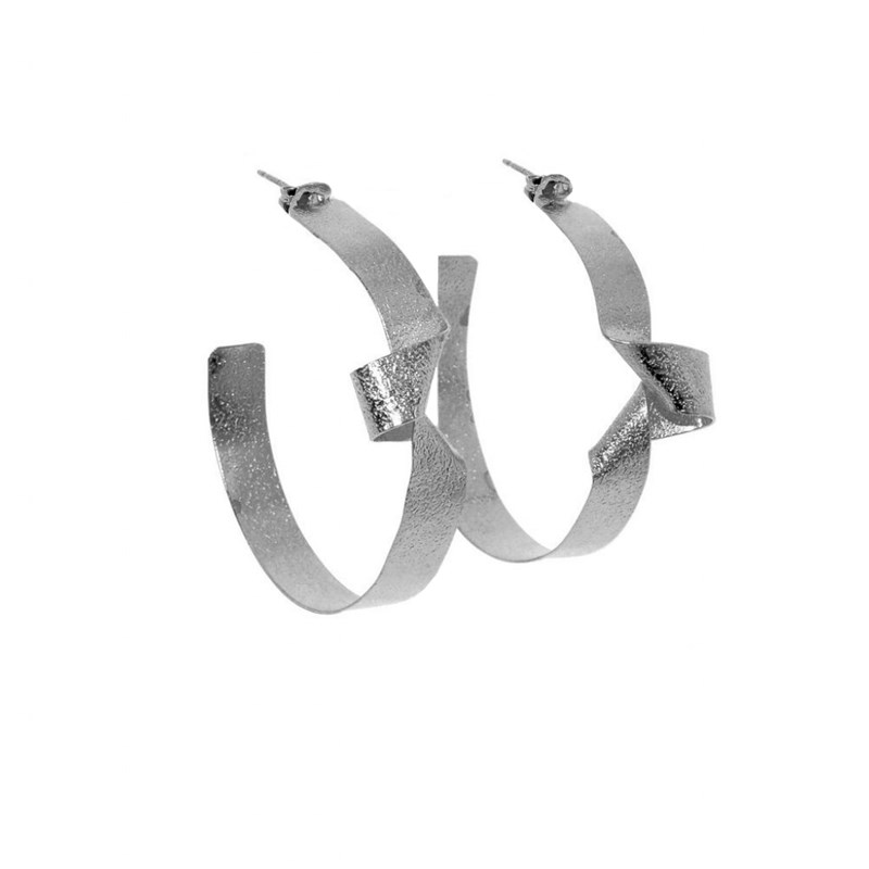 Boucles d'oreilles demi créole en plaqué argent faites à la main avec plis - Bijou de créateur