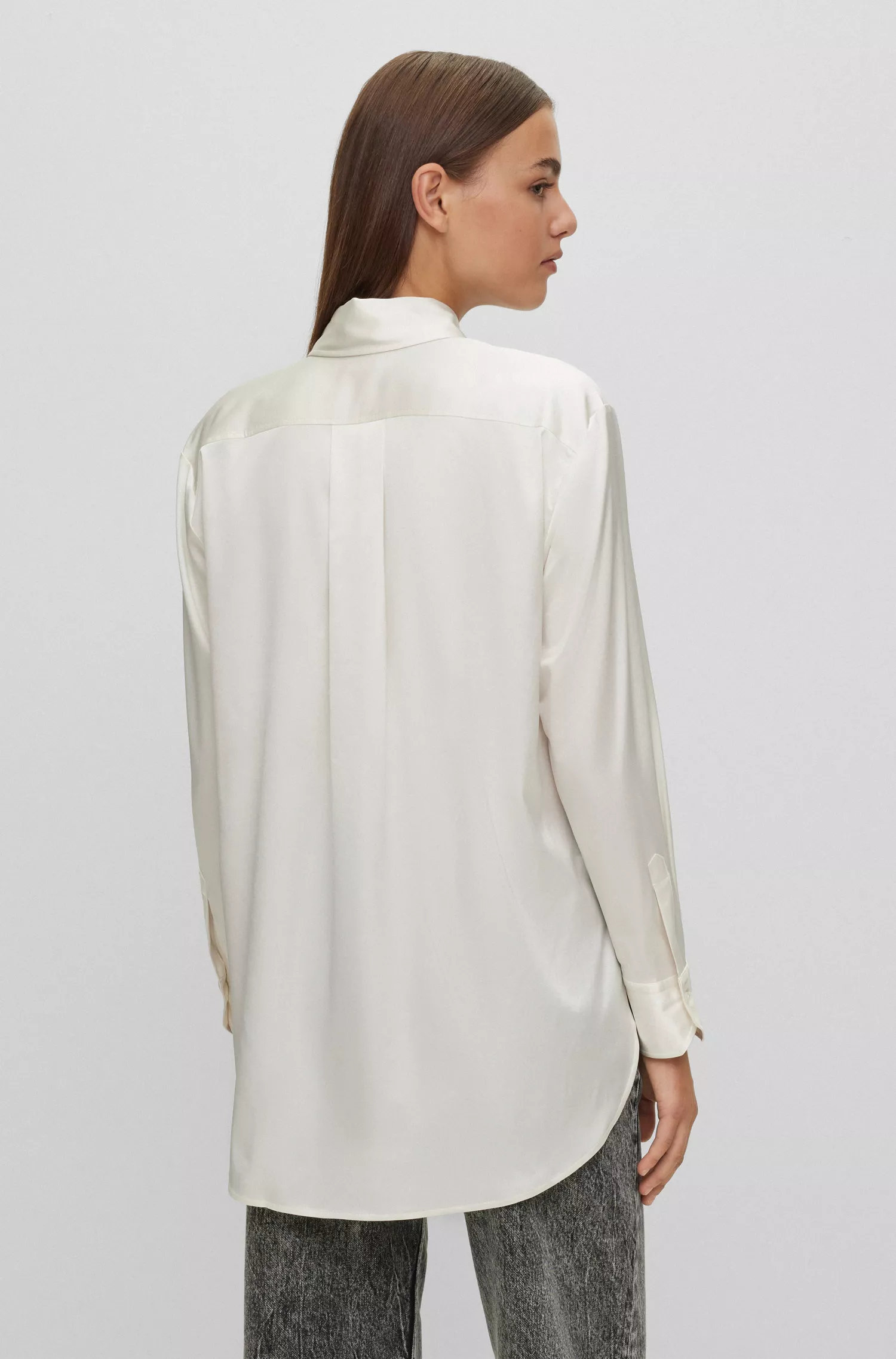 Blusa HUGO vermelha de modelagem ampla em cetim elástico.