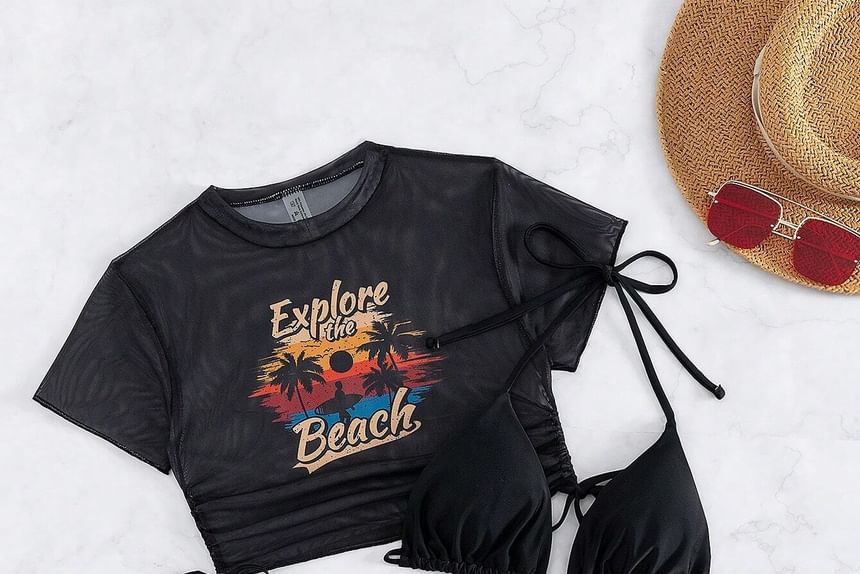 Salanghae - Set: halter bikinitop + bikinibroekje met uitsparingen + kort T-shirt met tekstopdruk