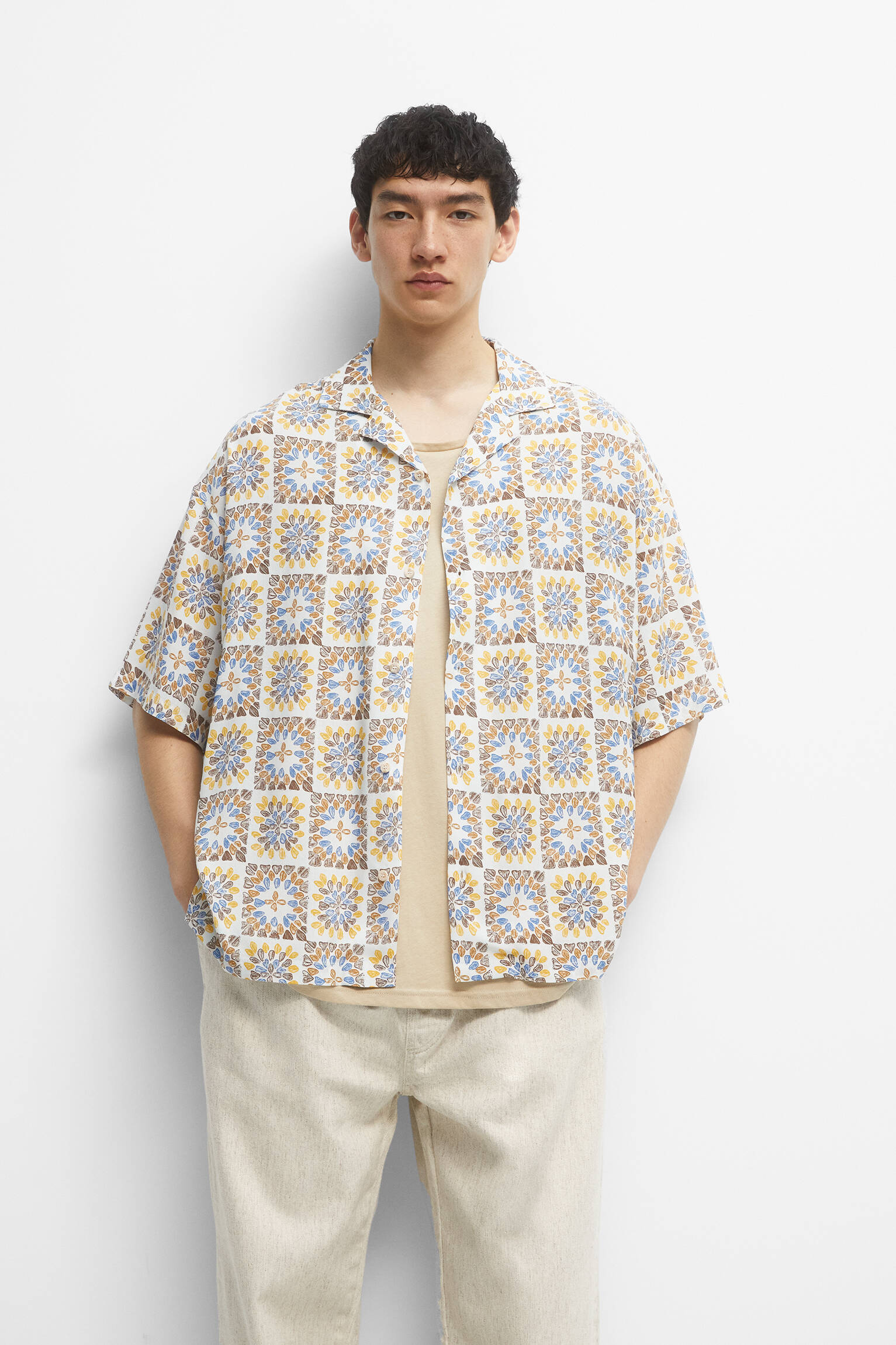 CAMISA SPRING SOUND COM ESTAMPA DE CROCHÊ - BRONZEADA