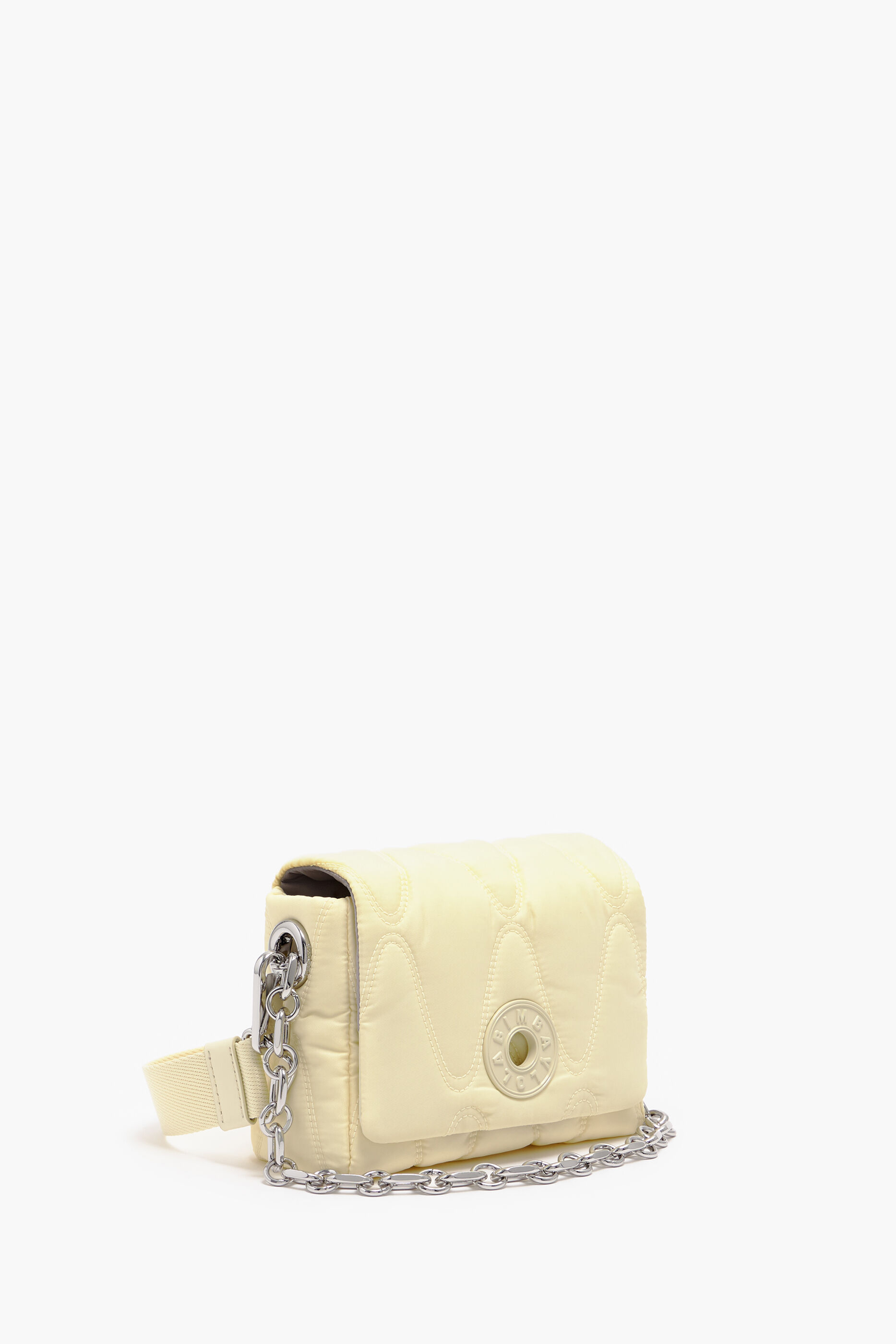 Bolsa transversal pequena de nylon na cor manteiga.
