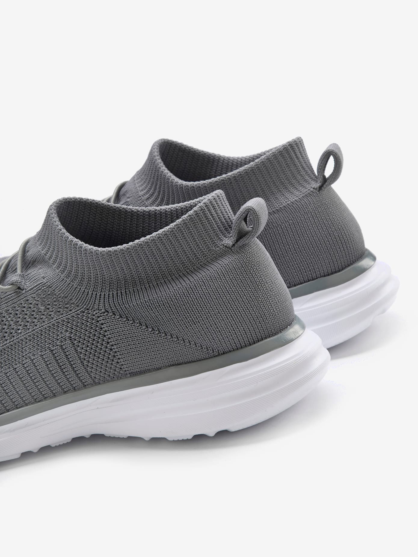 Baskets matière textile extensible douce pour s'adapter parfaitement au pied