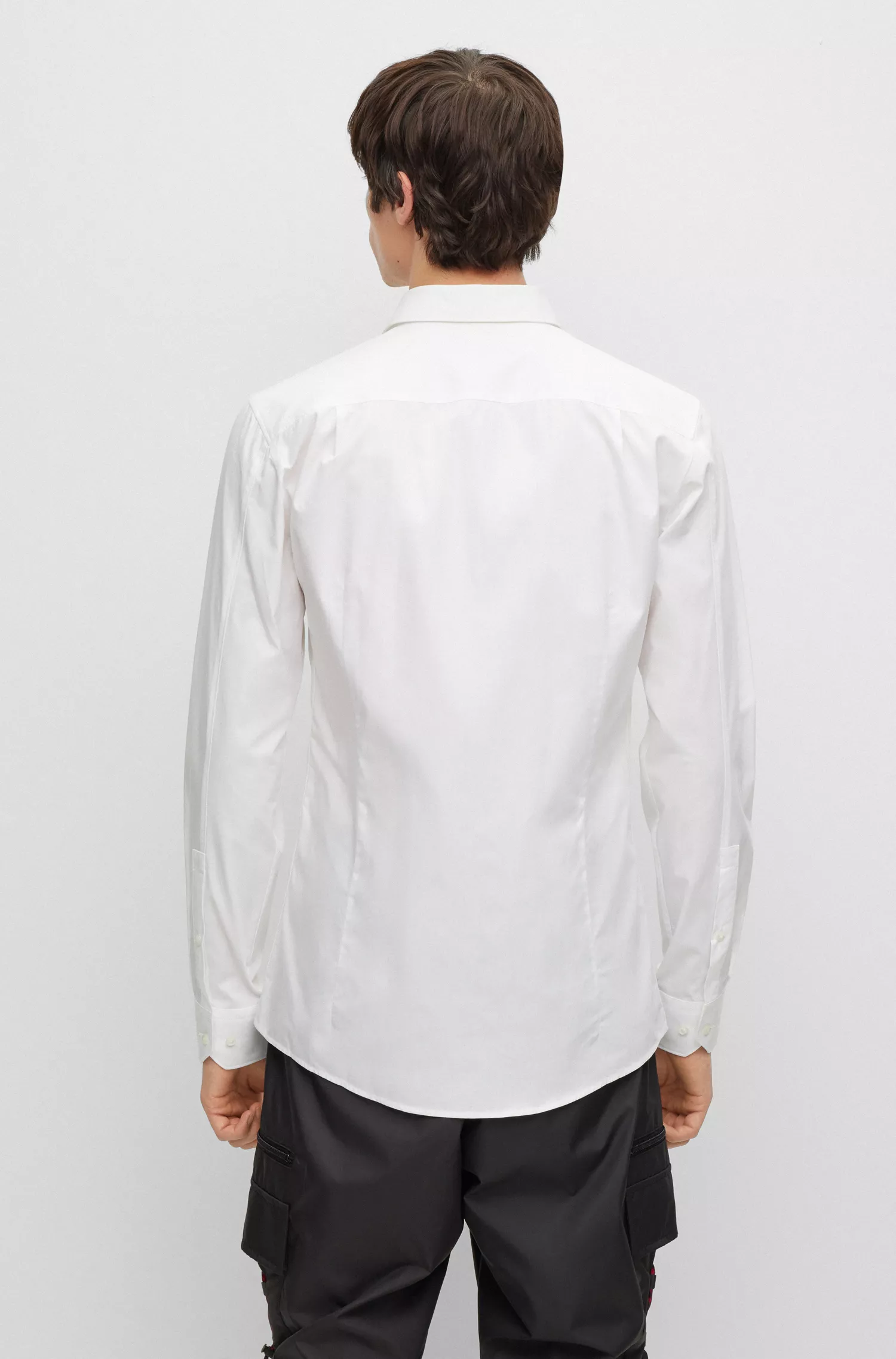 Camisa HUGO vermelha, extra slim fit, em popeline de algodão fácil de passar.