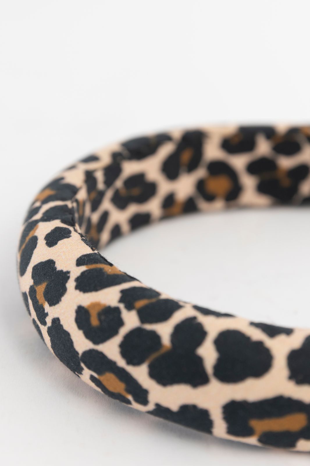 Bruine haarband met leopard print