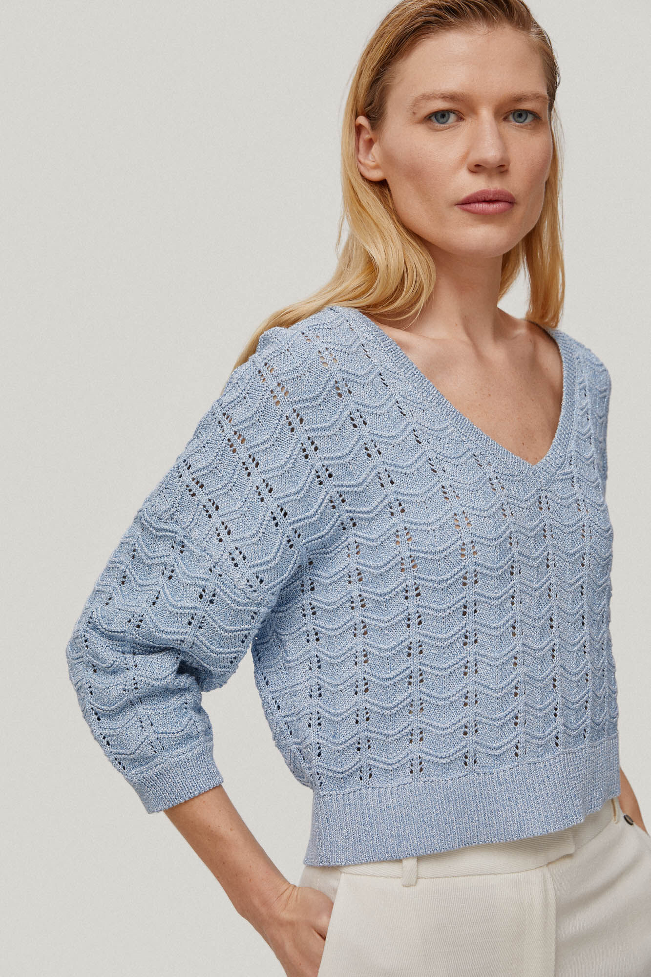 Suéter com decote em V e padrão vazado em lurex - Azul