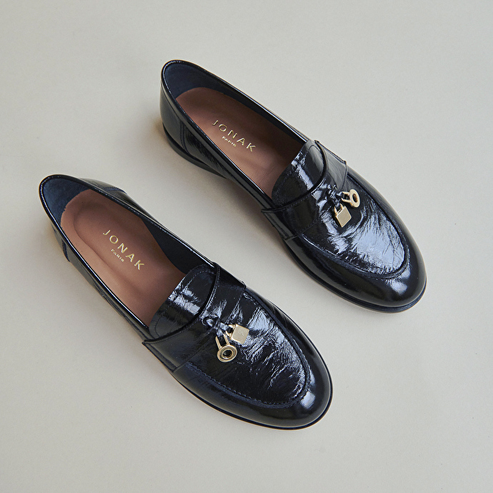 Mocassins aux détails dorés  en cuir brillant noir