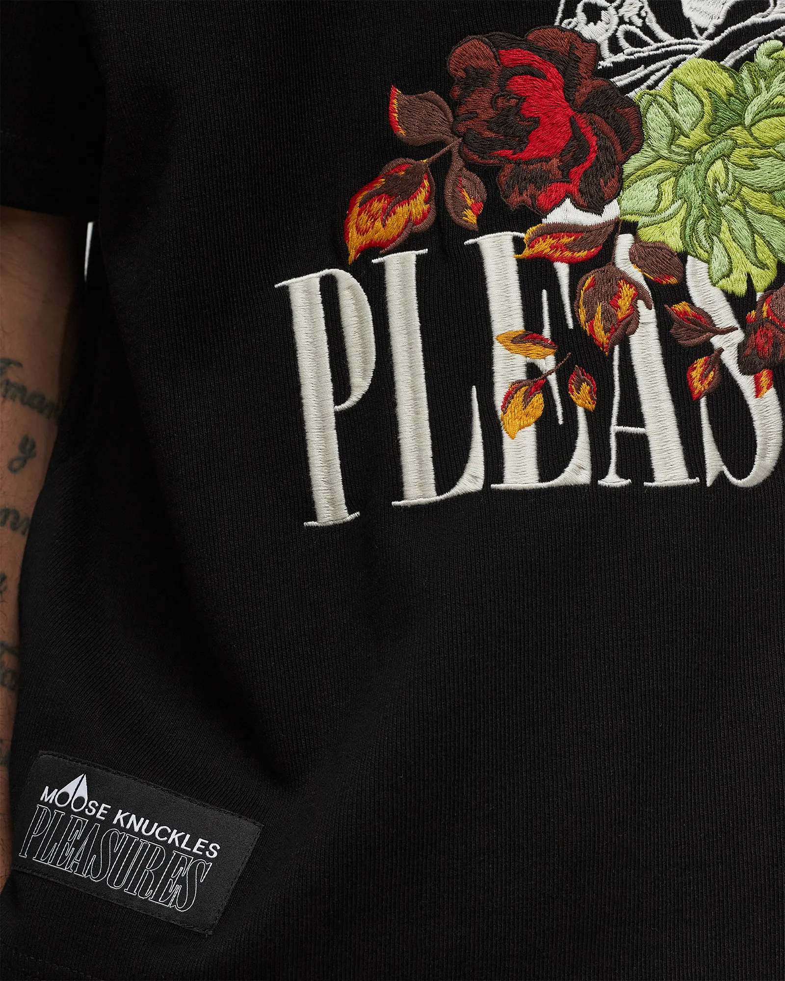 Moose Knuckles X PLEASURES STATUE GRAPHIC TEE