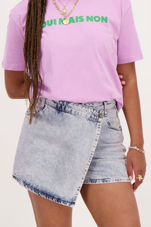 Blauwe denim skort met overslag en roze gloed