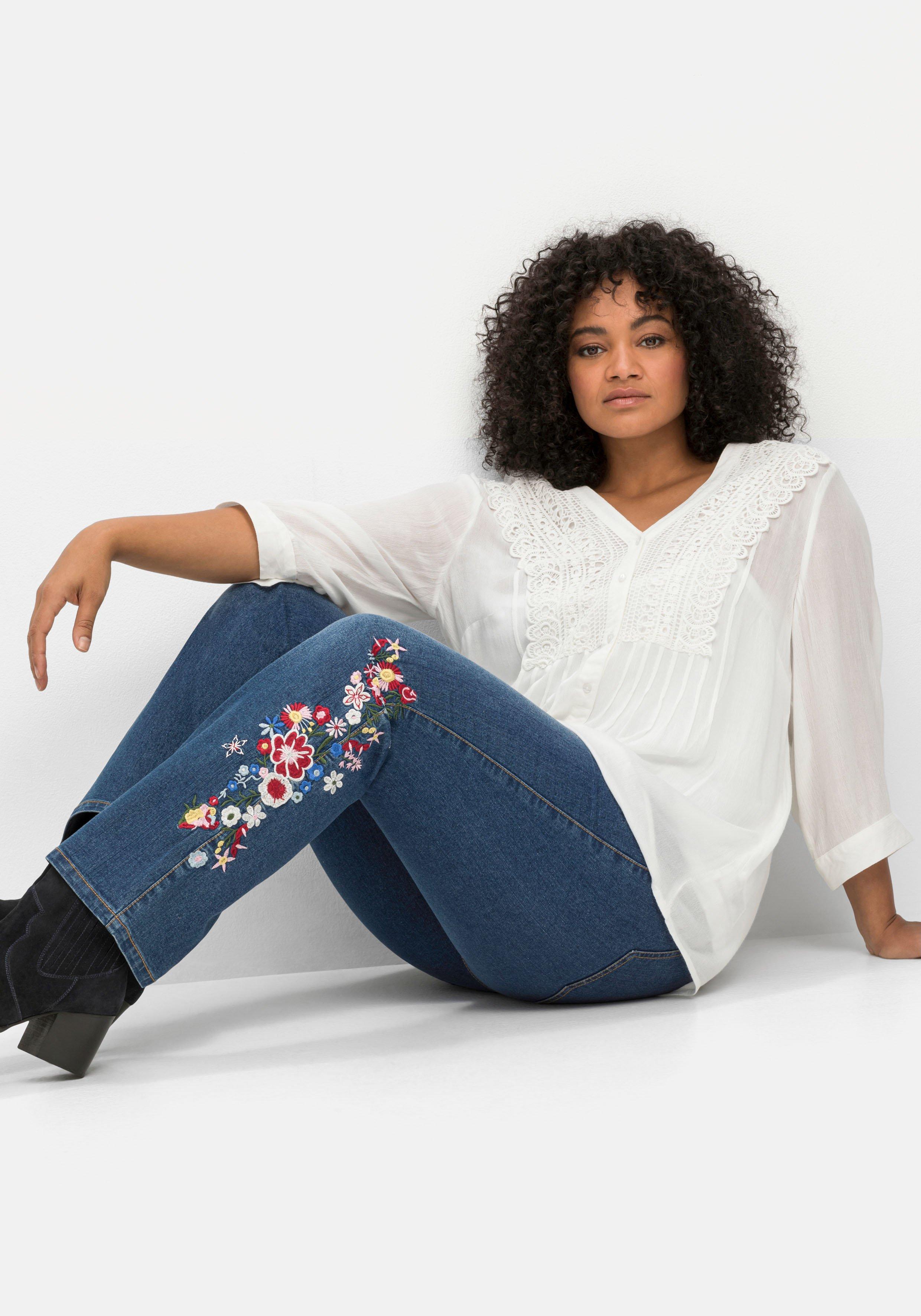 Bootcut-Jeans mit Blumenstickerei seitlich am Bein