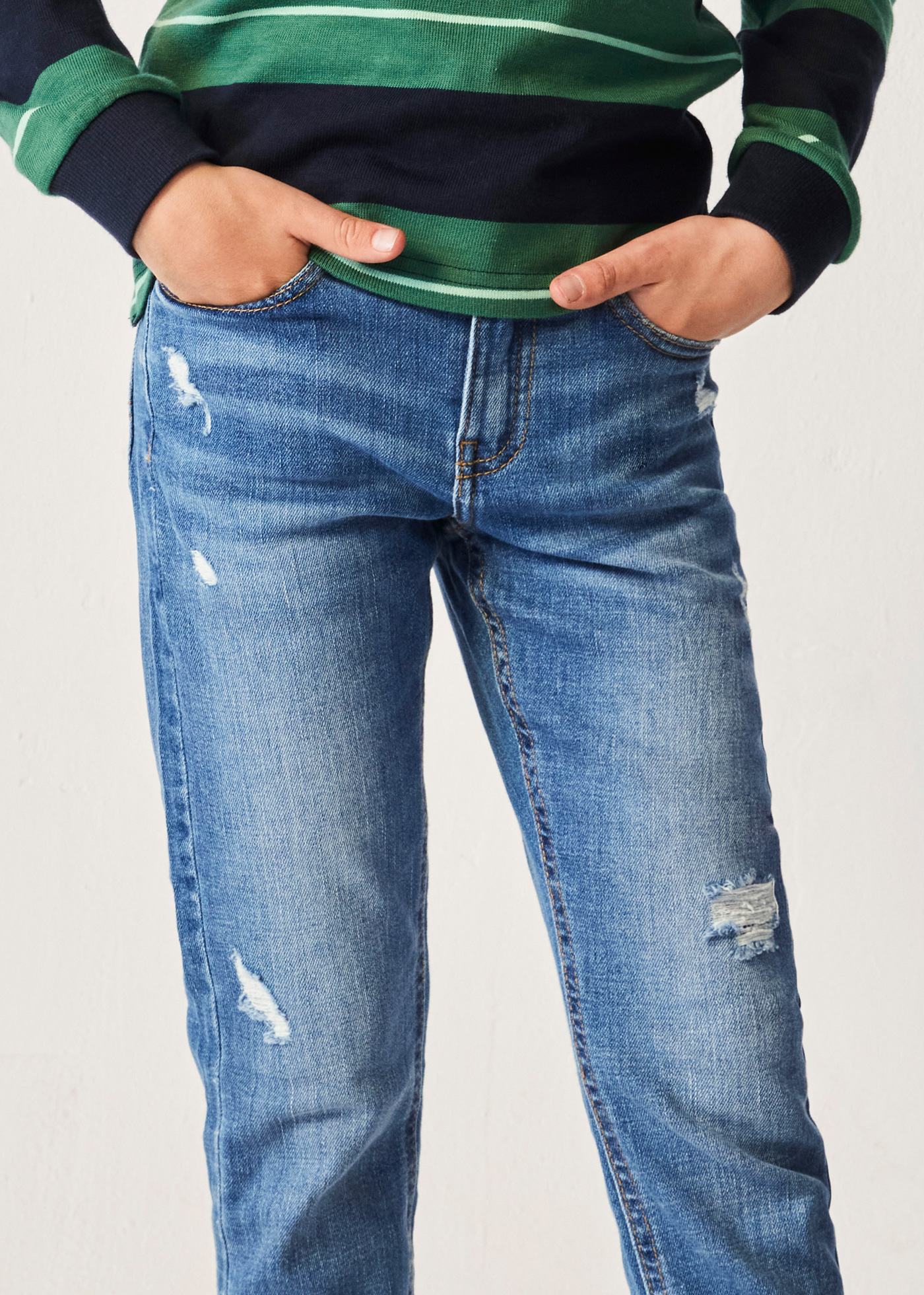 calça jeans desgastada Better Cotton para meninos
