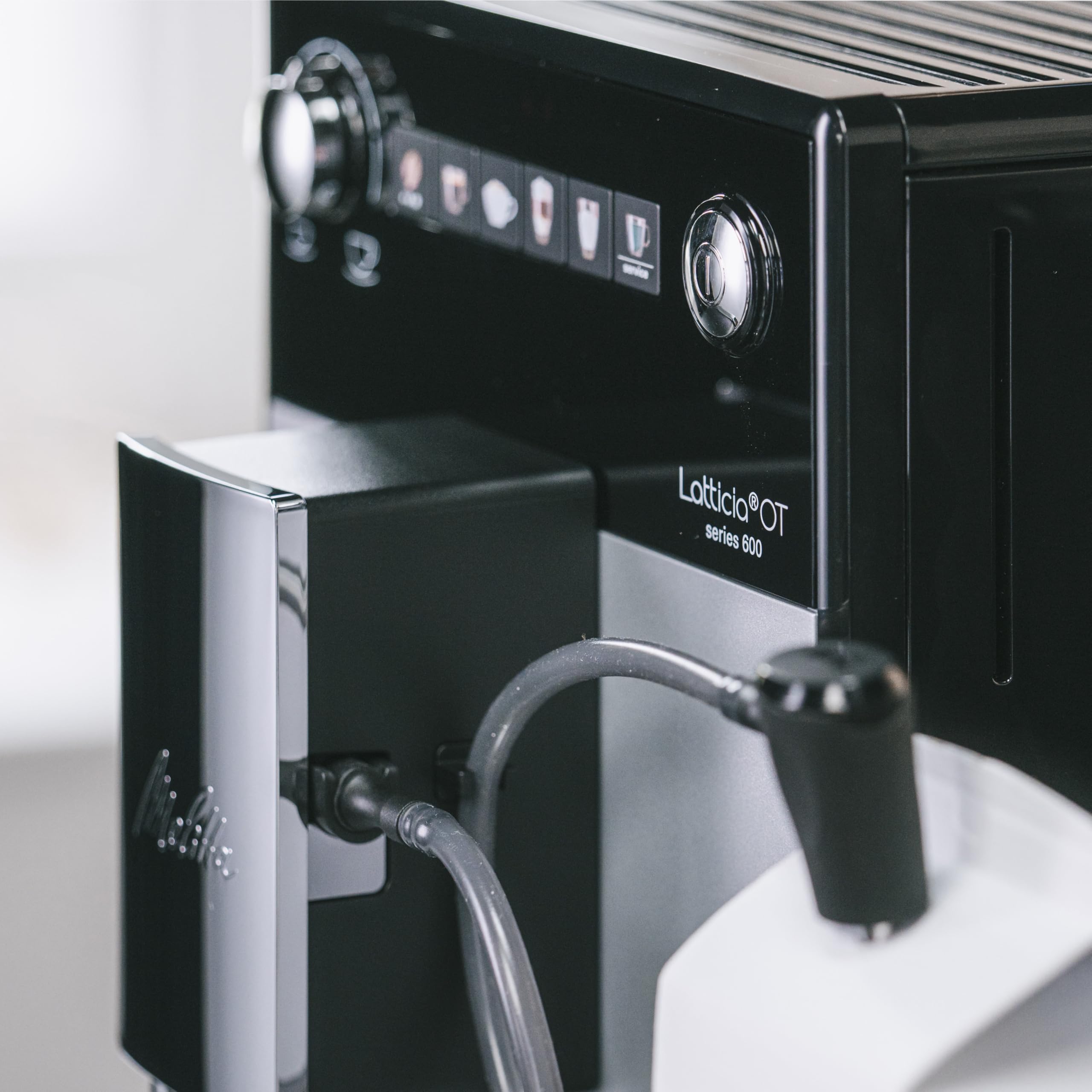 Melitta Latticia One Touch Argent, Machine à Café à Grains avec Broyeur et Système Latte Perfection, Silencieuse, Mode 1 à 2 Tasses, Automatique, F300
