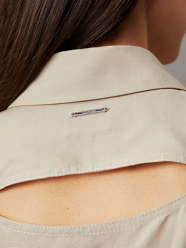 Camisa de corte folgado com detalhes vazados.