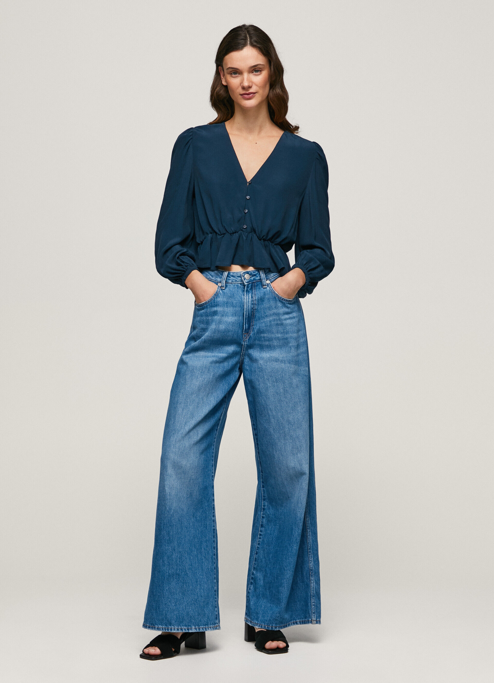 Blusa cropped com decote em V - azul dulwich