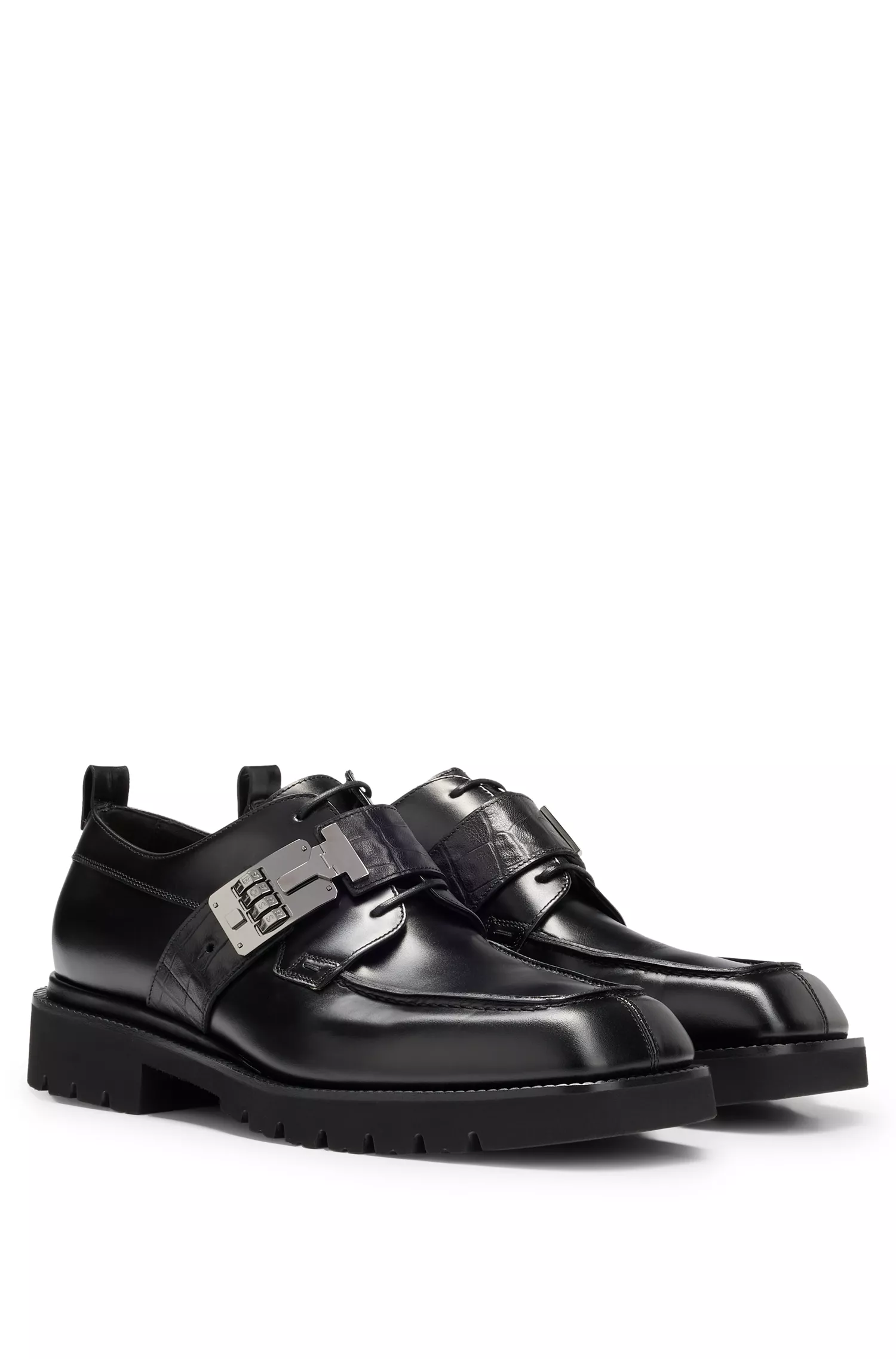 Sapatos Derby BOSS em couro preto com detalhe de cadeado de maleta