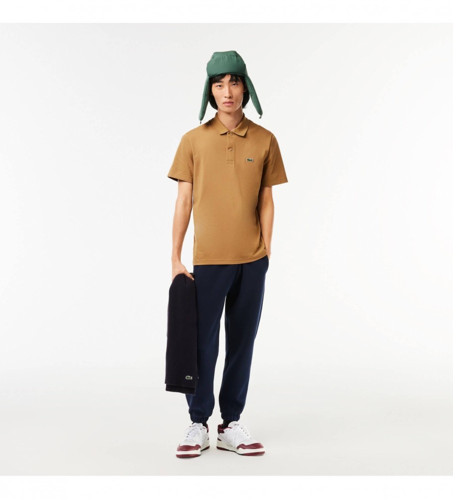 Camisa polo masculina Lacoste, modelagem regular, em algodão orgânico com elastano, marrom
