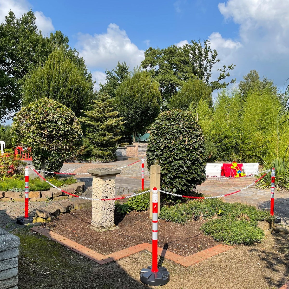 UVV Quad kettingpalen, kunststof (4 stuks), zware basisplaat incl. 10 m ketting (rood/wit) / basisset 4 palen
