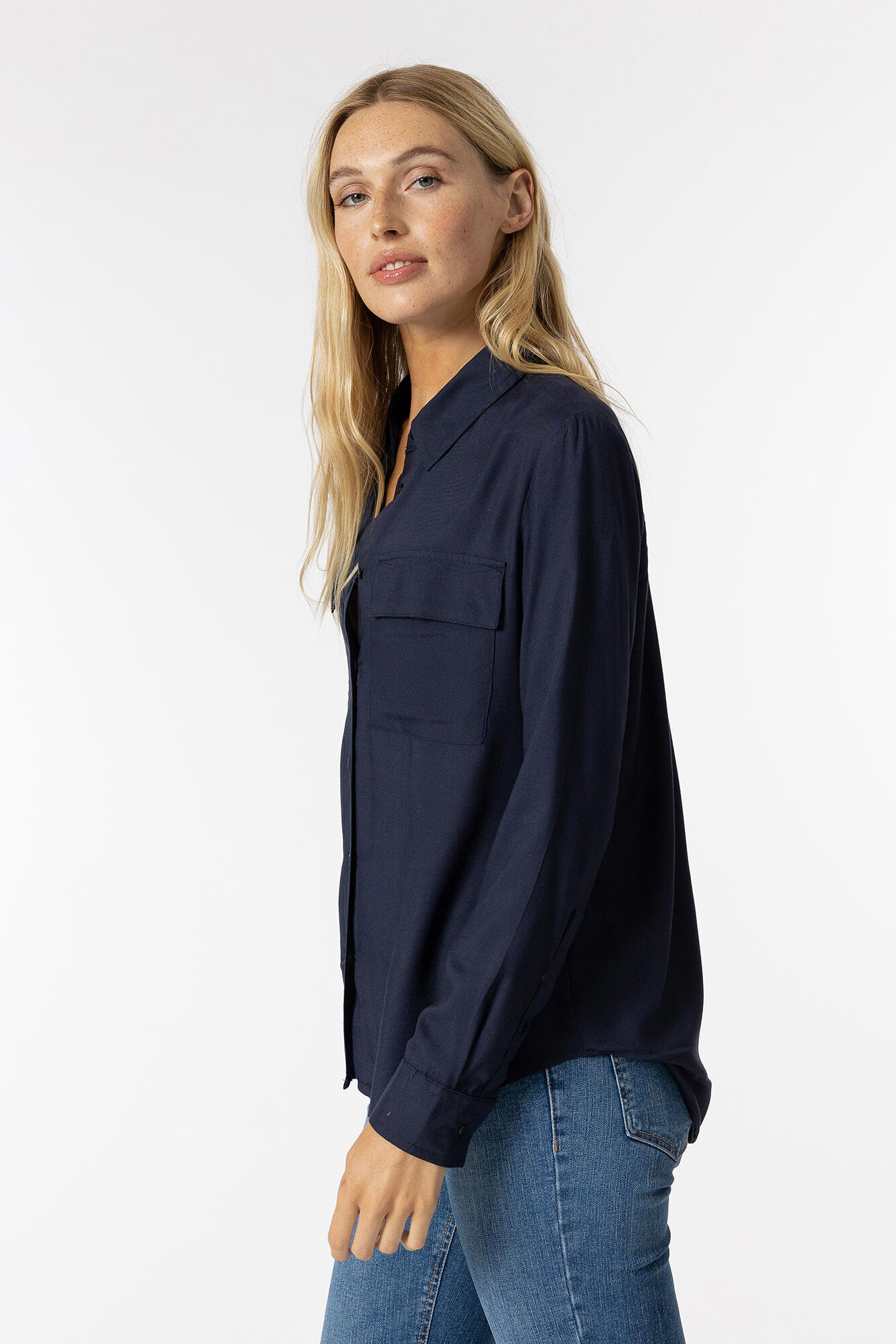 Camisa com bolsos frontais