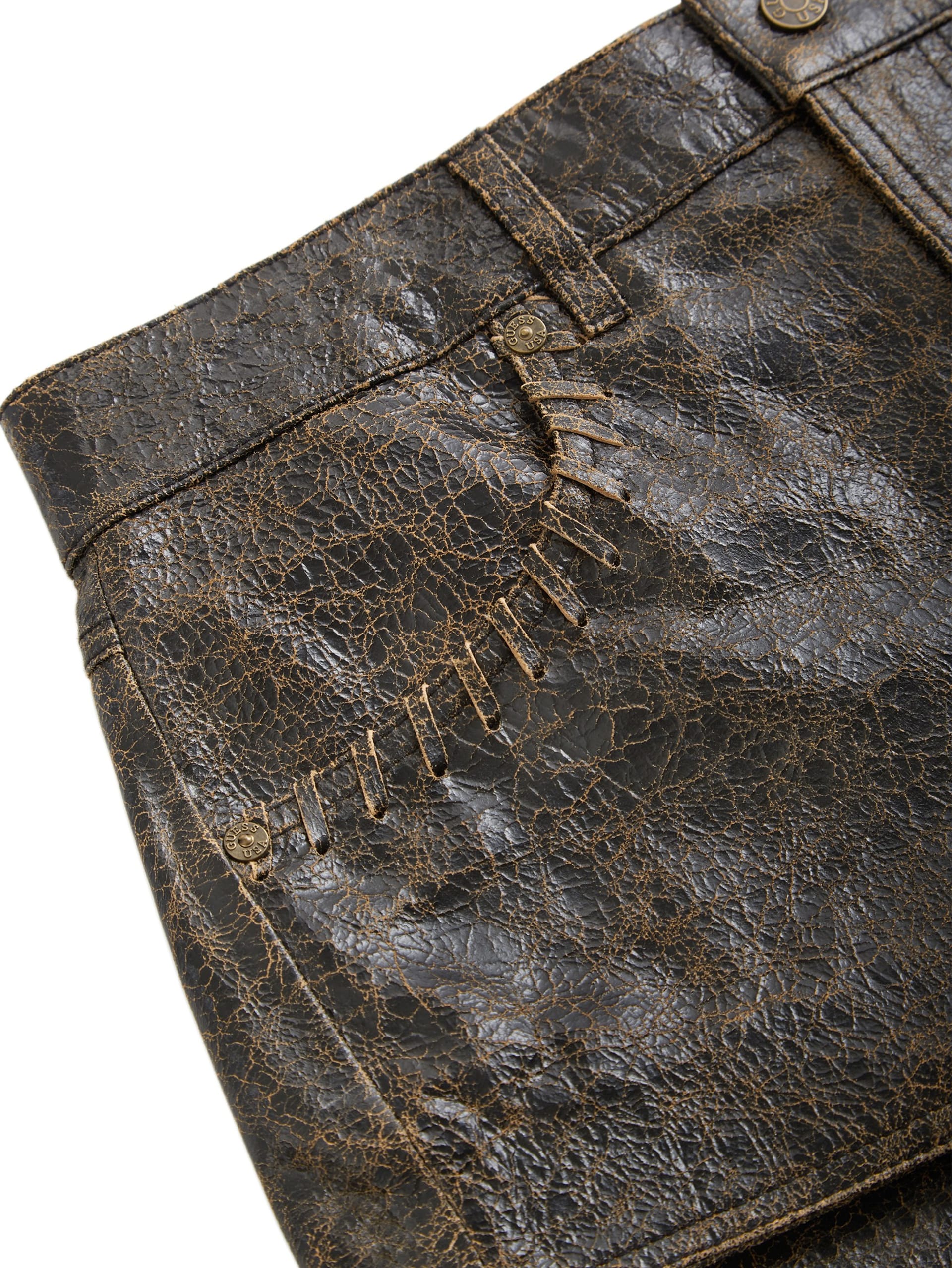 shorts de couro craquelado