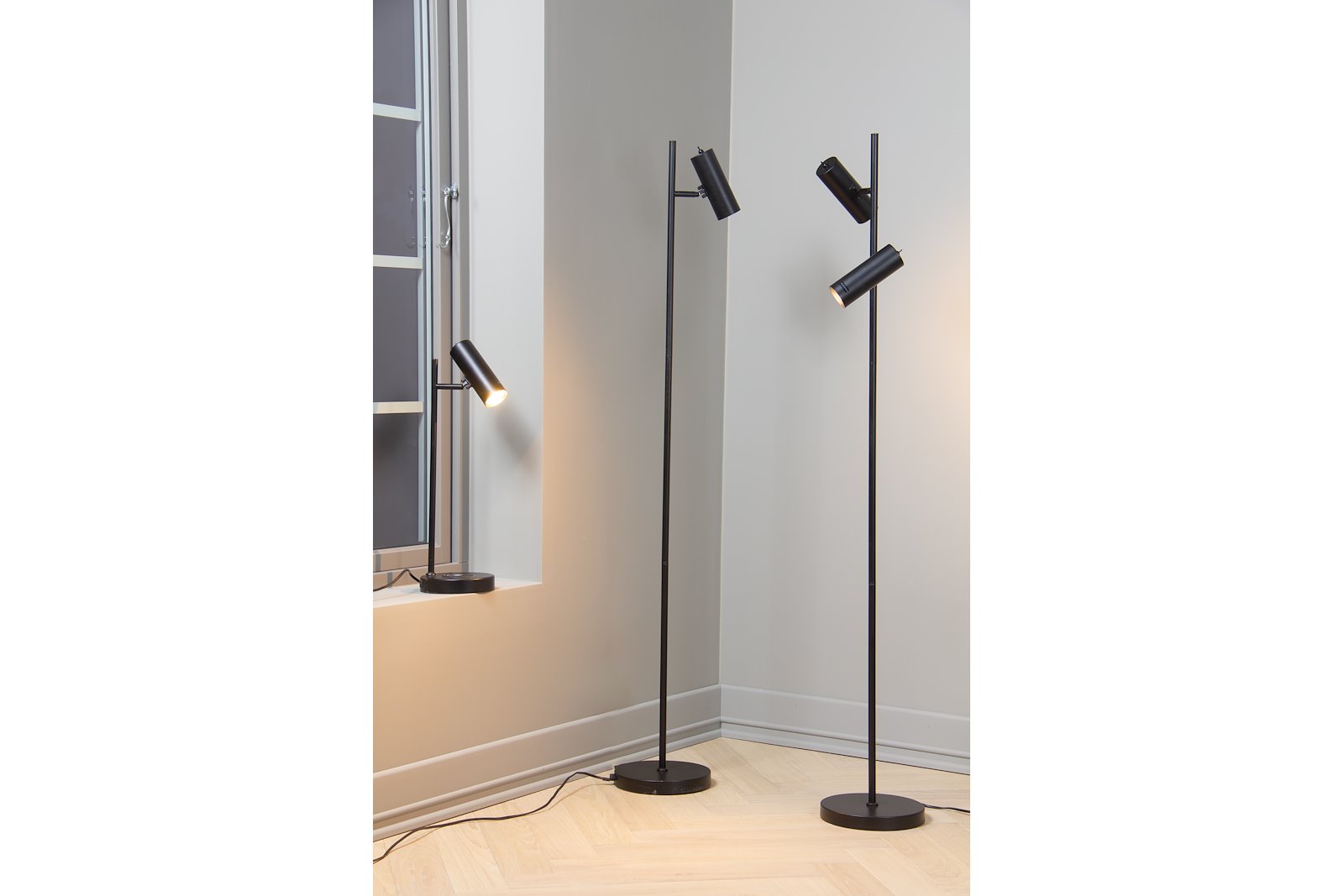 Tube gulvlampe Dobbel gulvlampe H145 cm med bryter på hode.
