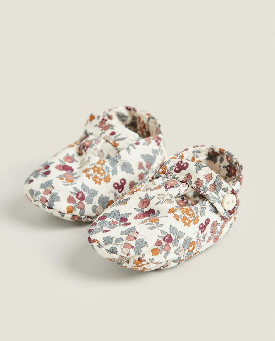 SAPATINHOS INFANTIS EM TECIDO COM ESTAMPA FLORAL