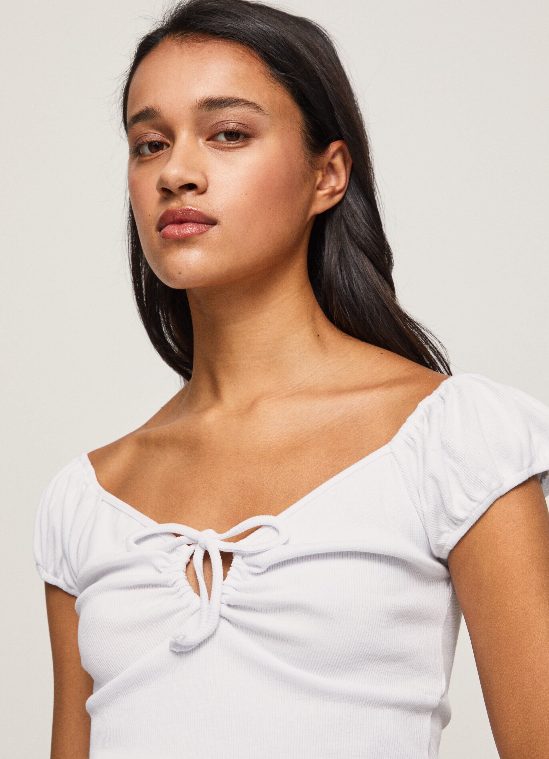 Camiseta com estampa de coração no pescoço - branca
