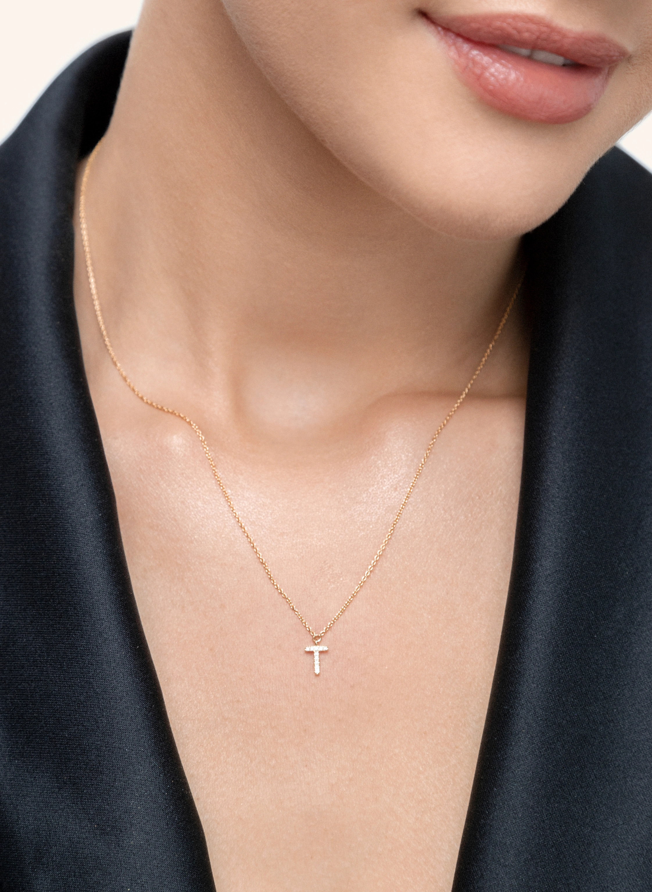 Leaf INITIALIEN Halskette „T“ aus 14 Karat Gelbgold mit Diamanten