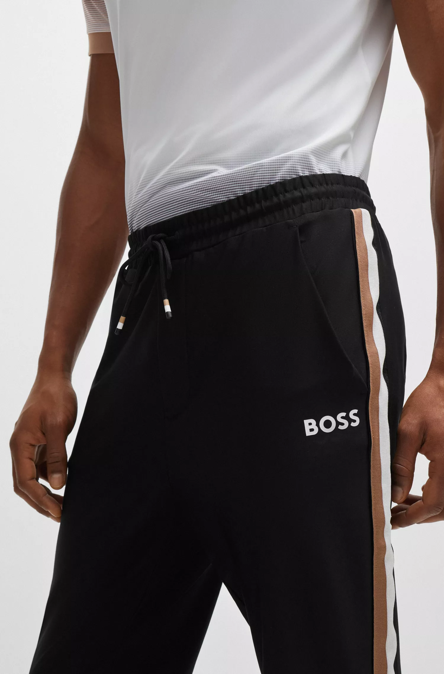 Calça de fato de treino BOSS em jersey elástico verde com fita listrada exclusiva.