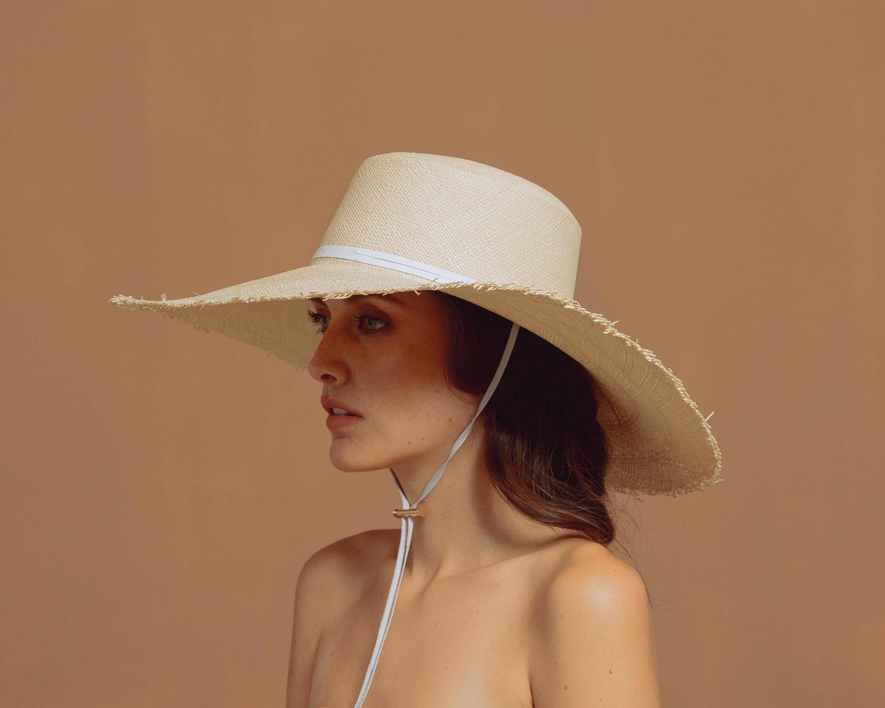 Chapeau à bords extra longs en cuir Cordovan effiloché