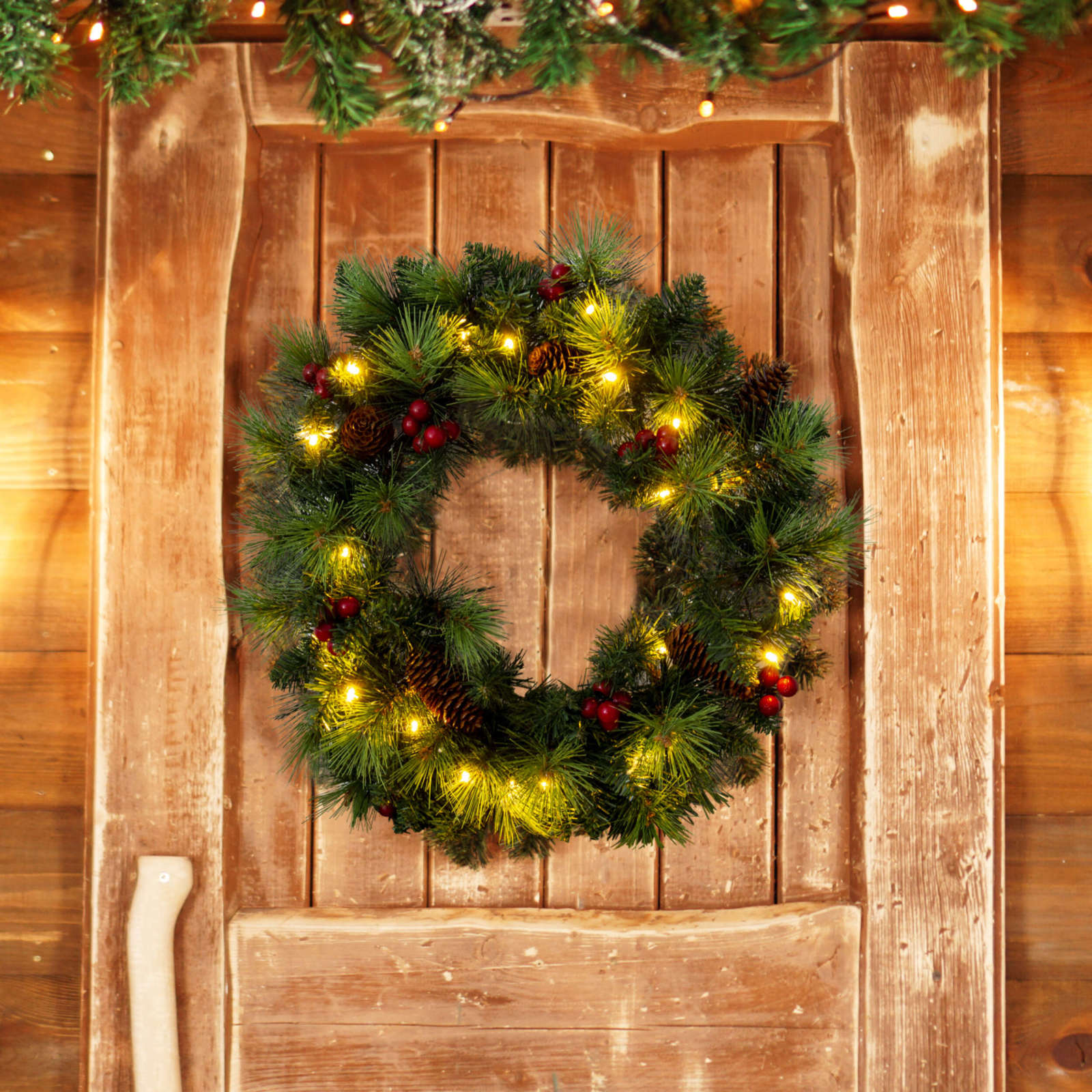 LED-Weihnachtskranz - mit Beeren und Tannenzapfen