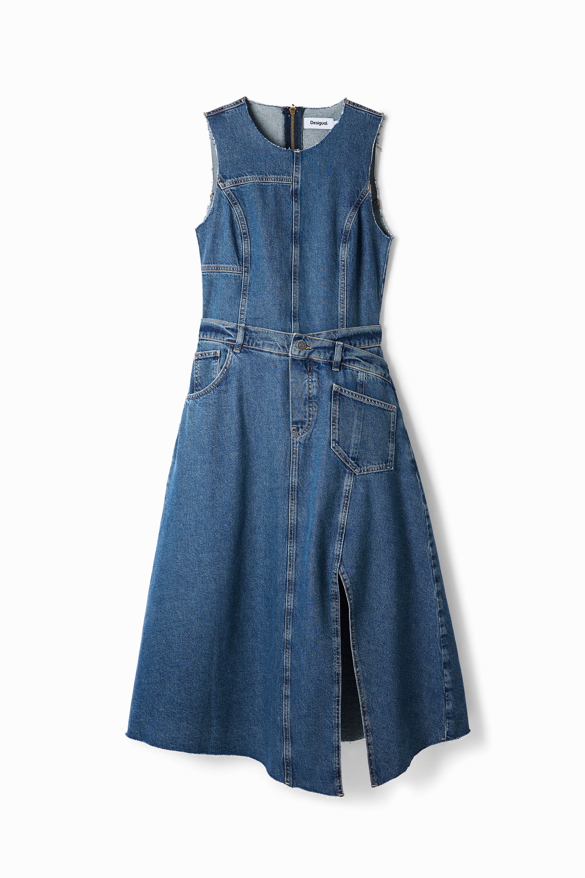 Vestido jeans sem mangas com cintura ajustável.