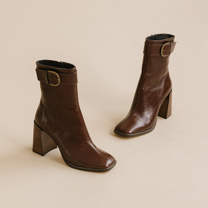 Bottines à talons et boucles  en cuir brillant marron