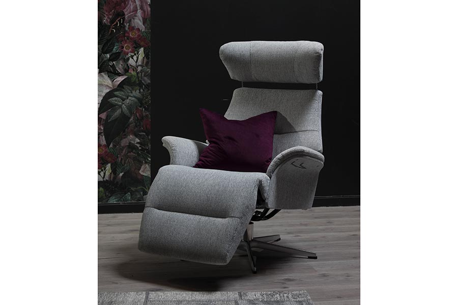Air lenestol Stol med integrert fothviler. Tekstil Cortina 75 silver. Helkledde sider. Fot i aluminium med svingretur.