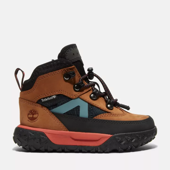 Tênis impermeável GreenStride Motion 6 para crianças pequenas na cor marrom claro.