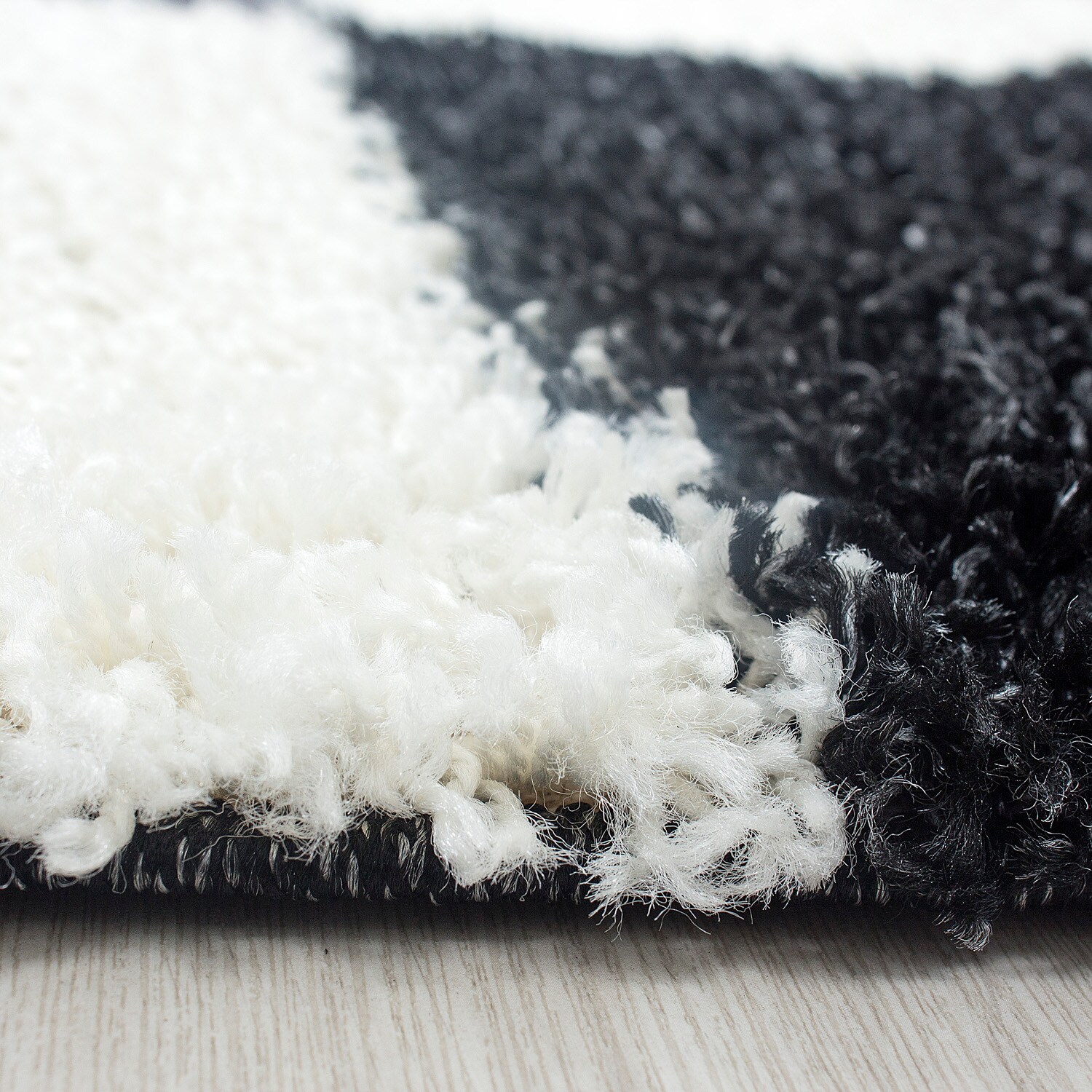 Stilvoller Hochflor-Teppich mit zeitgemäßem Karo-Muster, Shaggy-Teppich