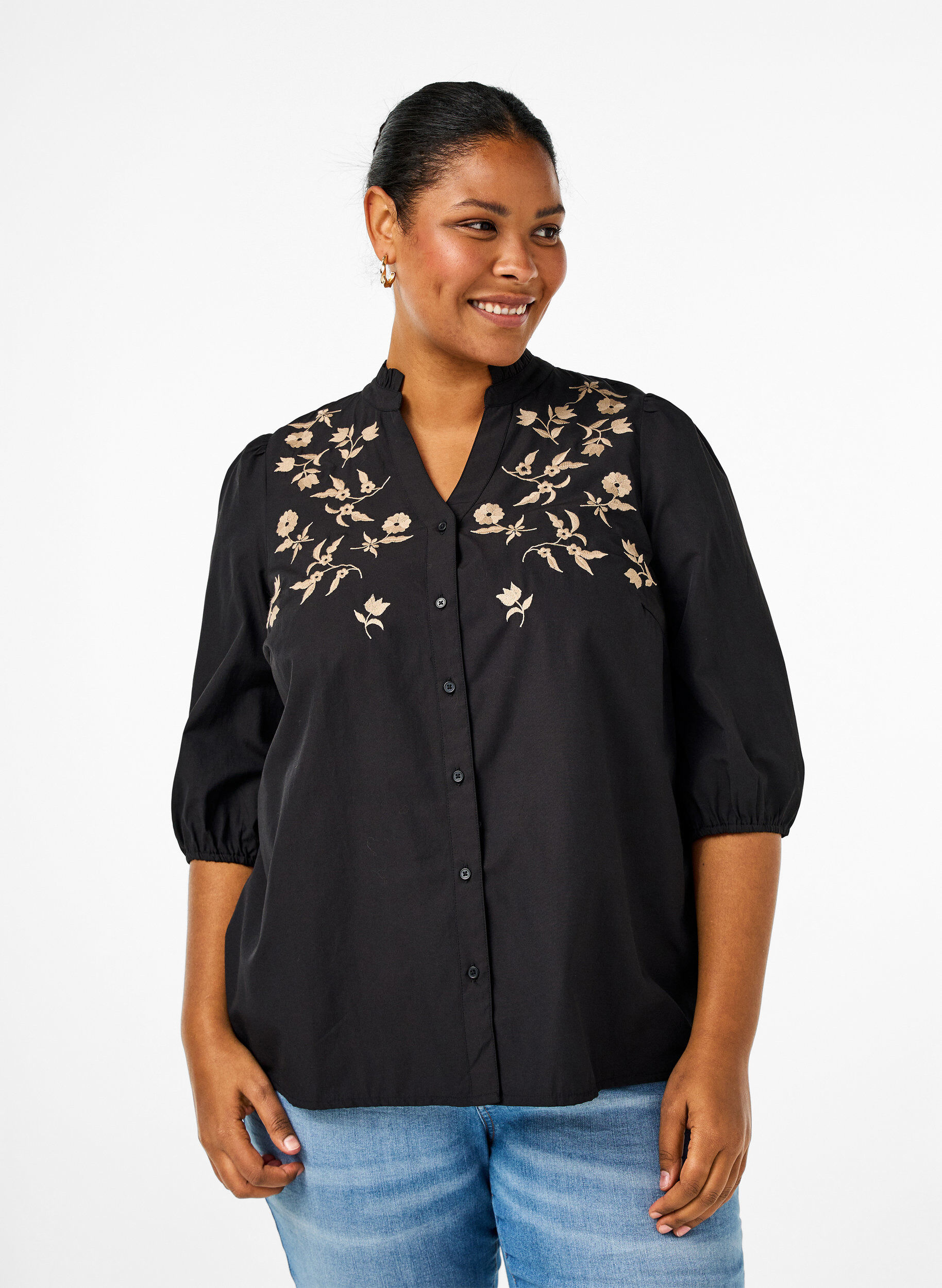 Skjortebluse med broderede blomster og 3/4 ærmer