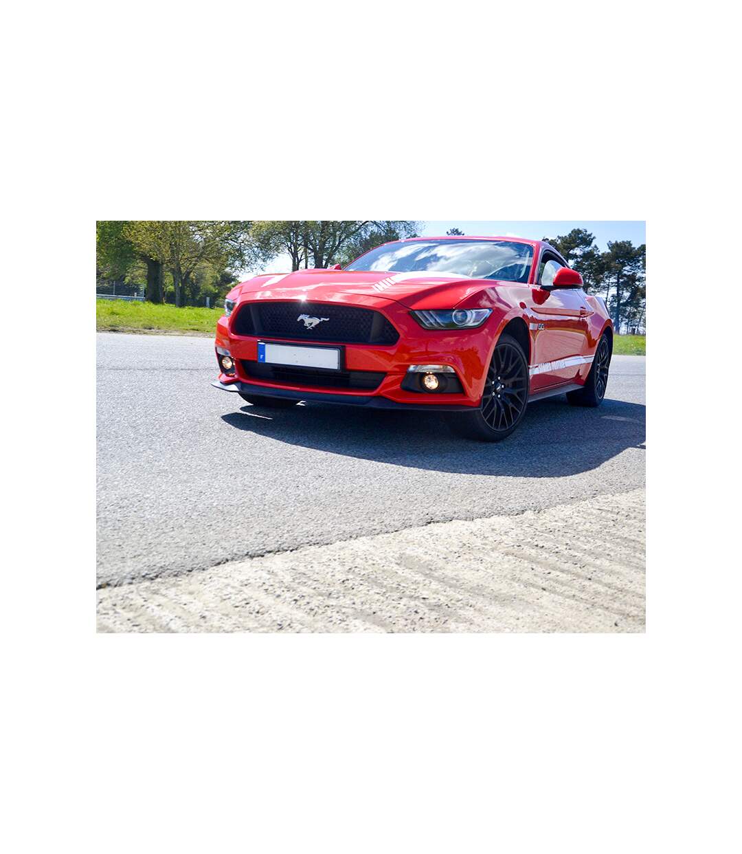 6 tours au volant d'une Ford Mustang et 2 tours de baptême à bord d'une berline Hommell à Lohéac - SMARTBOX - Coffret Cadeau Sport & Aventure