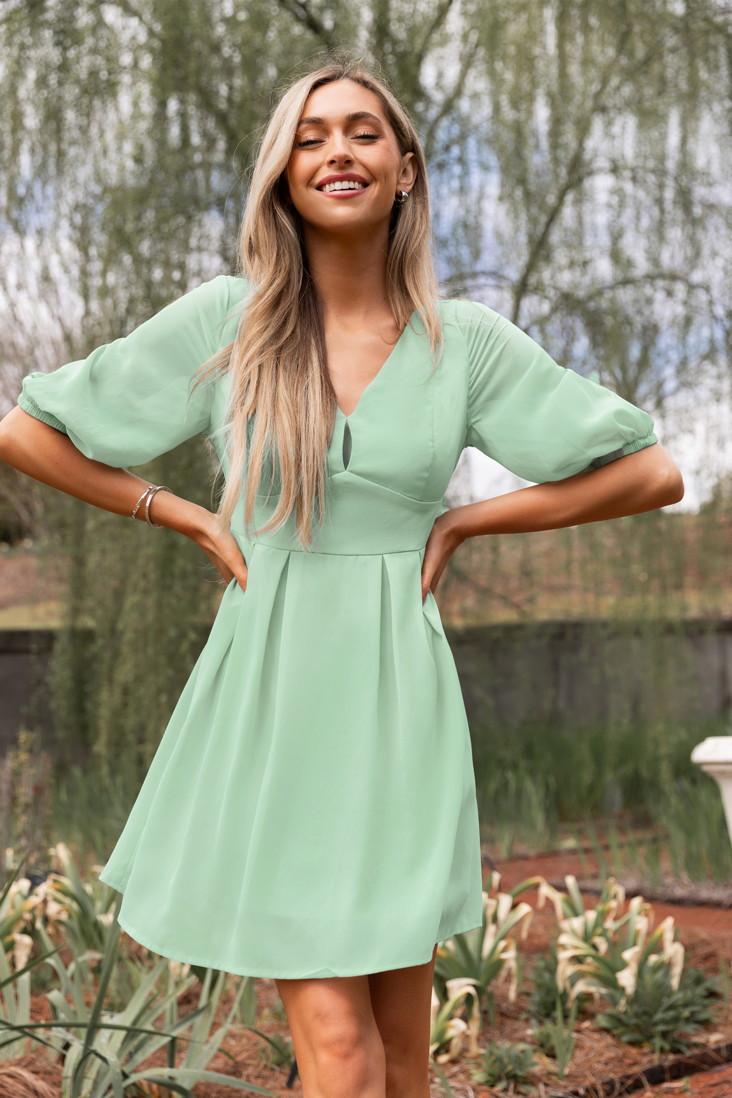 Robe mini avec manches blouson et dos à lacer