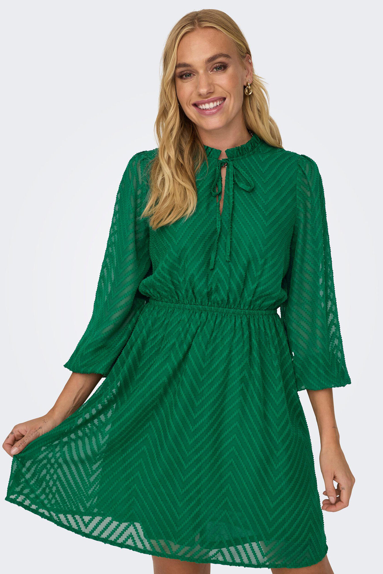 Vestido curto com mangas compridas