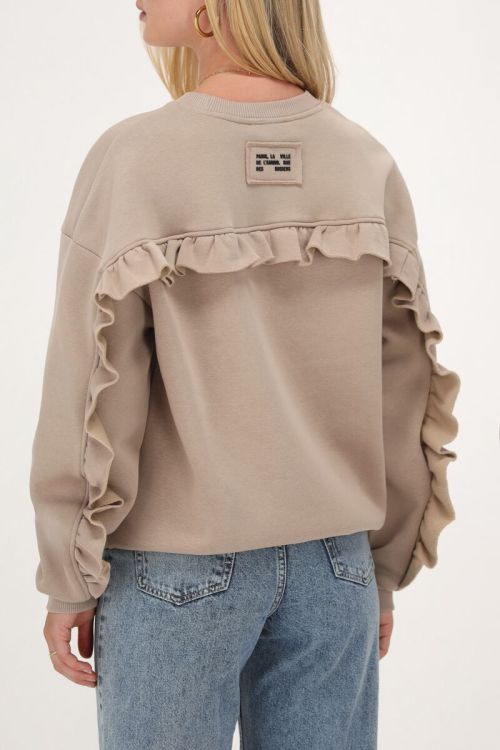 Beige sweater met ruffle en patch