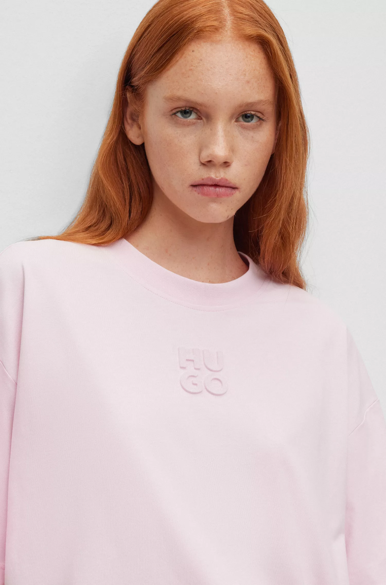 Camiseta HUGO vermelha, modelagem oversized, em algodão, com logo sobreposto.