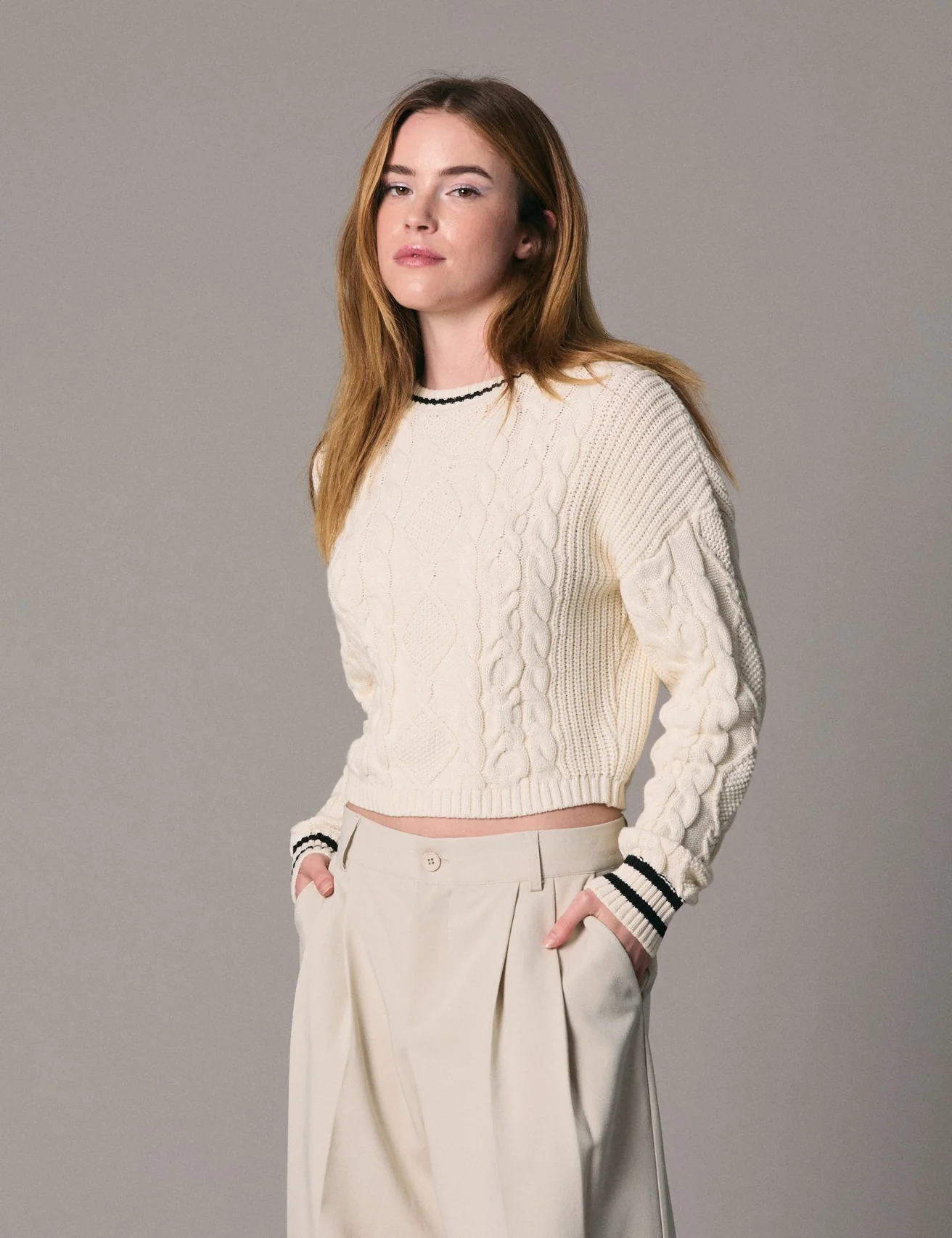 Pull court en maille tressée sable
