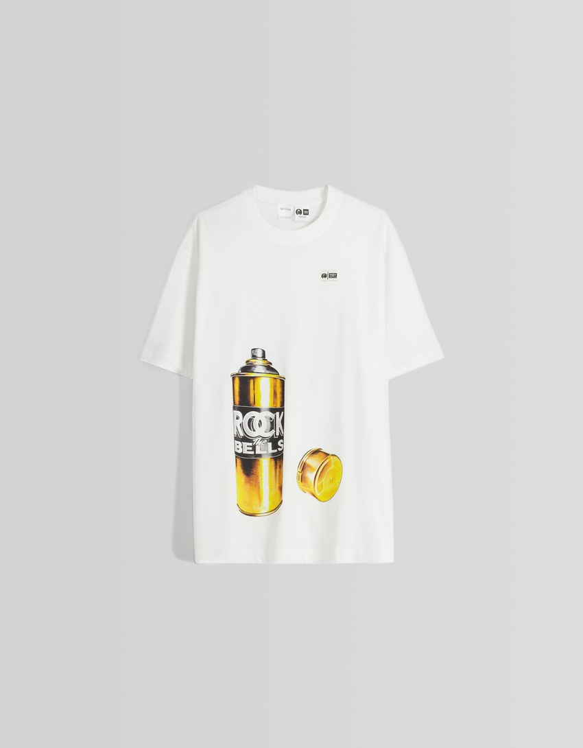 Camiseta de manga curta com estampa Rock The Bells e modelagem quadrada.