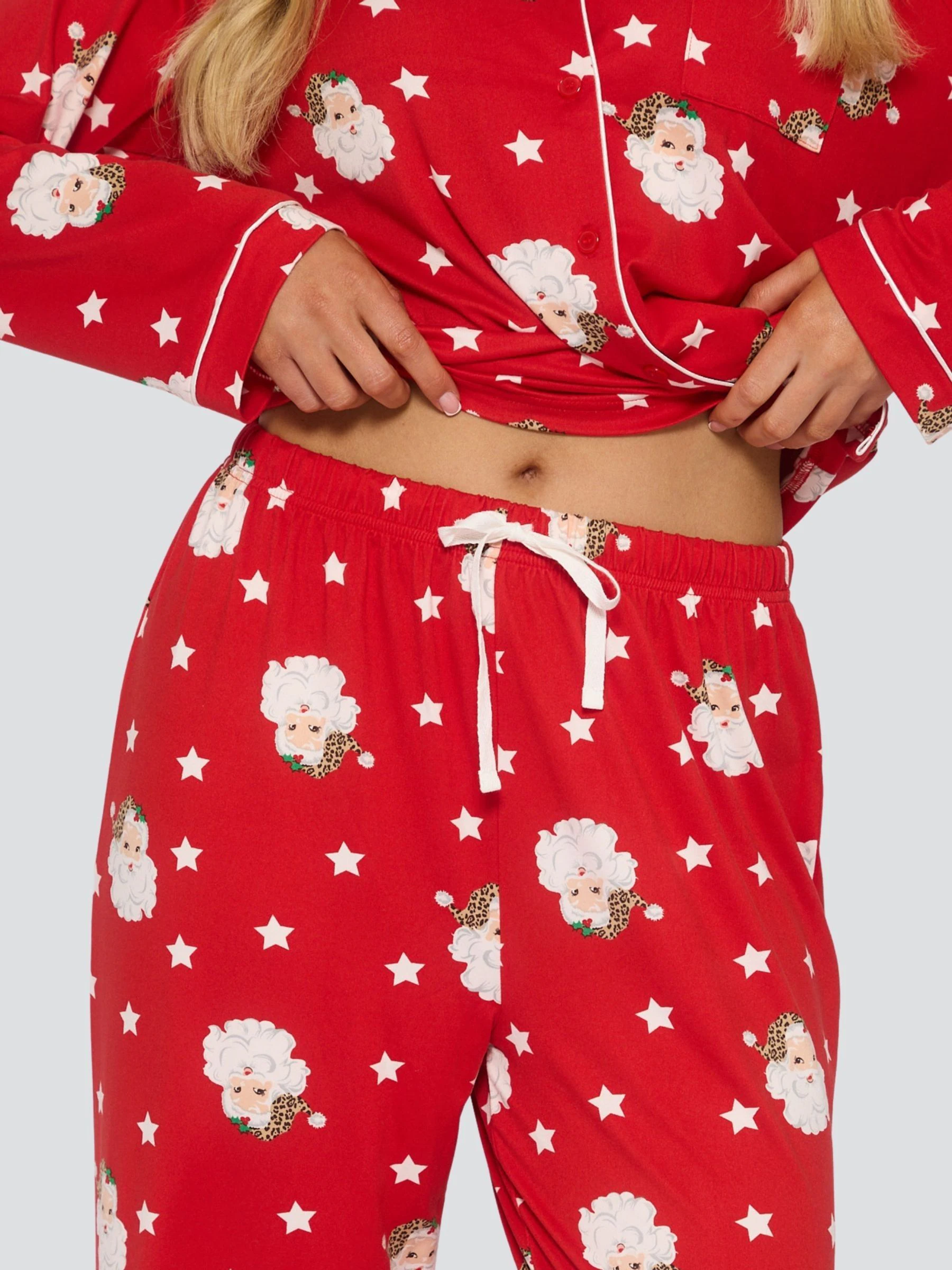 Loungeable Kerstmis Luipaard Santa Print Jersey Lange Pyjama Set met Knoopsluiting
