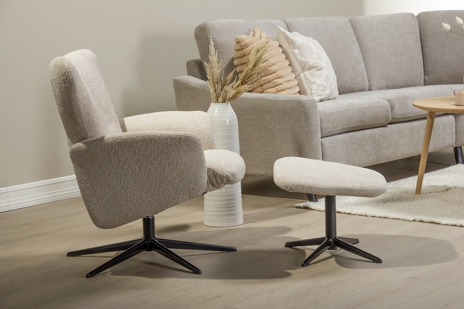 Luna lenestol I tekstil Teddy 3612 beige med Polaris sokkel i sort.