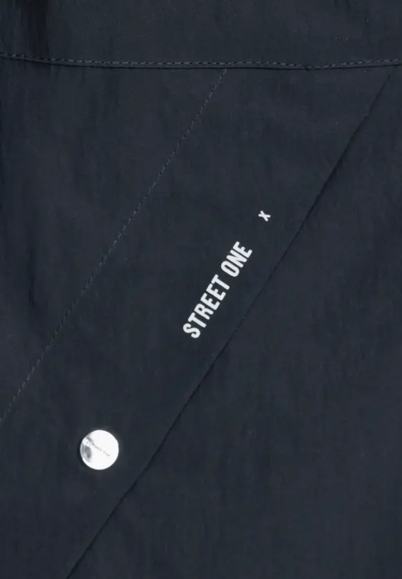 Moderner Windbreaker - gravity blue