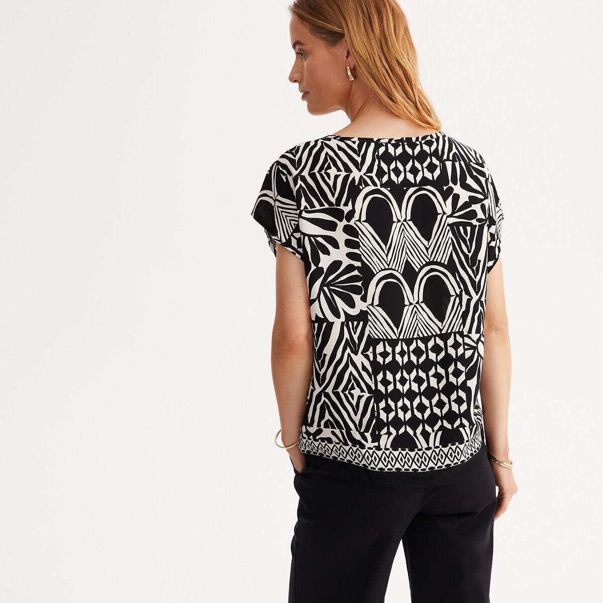 ANNE WEYBURN<br>Blusa com gola redonda, estampa étnica e mangas curtas