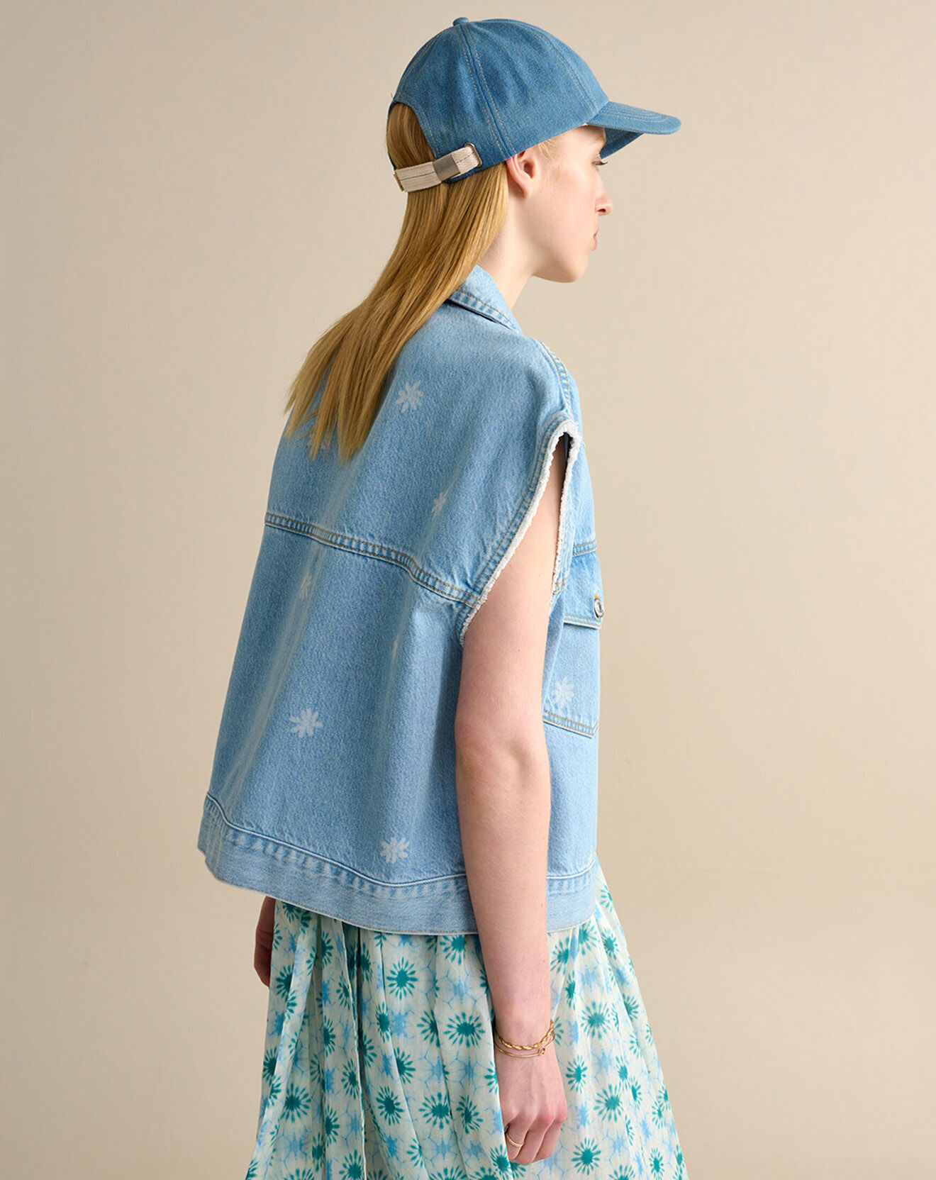 Bellerose Veste sans manches oversize en jean Paulette à fleurs bleu usé