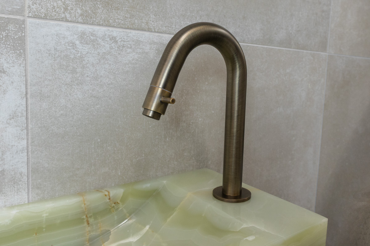 Saniclear Green Onyx fonteinset met gebogen kraan in verouderd messing