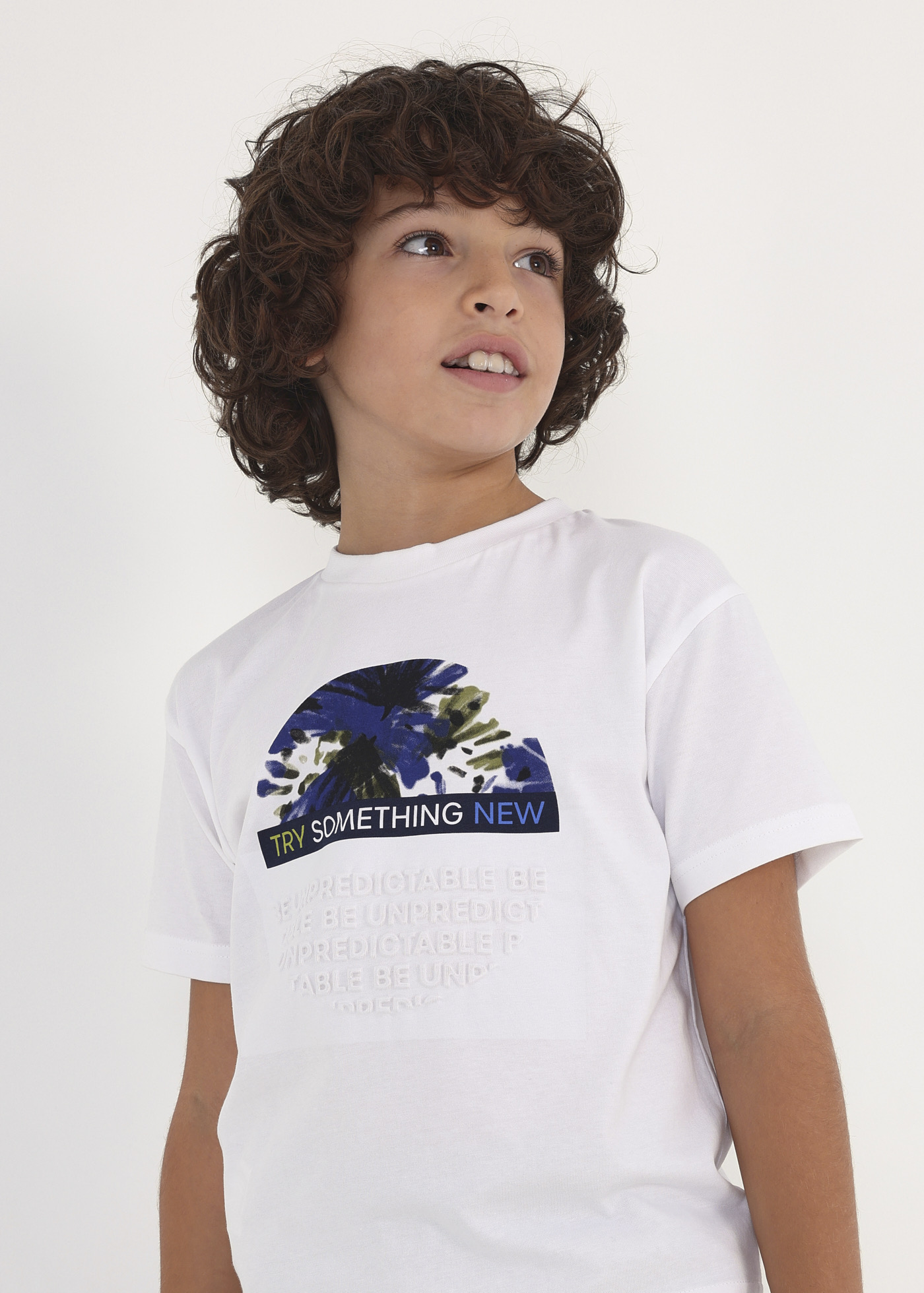 Camiseta infantil com estampa sustentável em algodão.